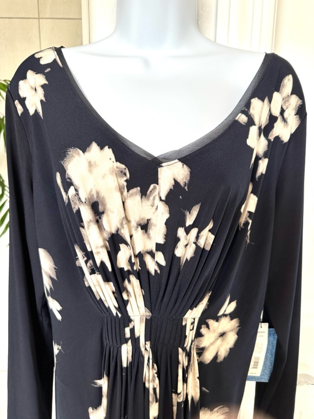 Simply Vera Soft flowing Navy Floral dress, Size L. Vera Wang - Picture 4 of 13
